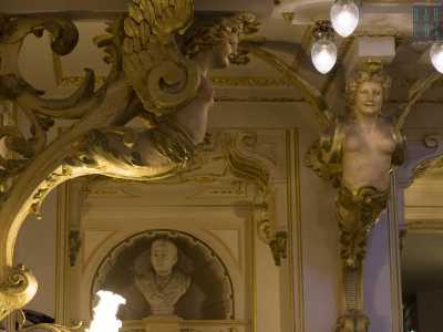 Spiccano in particolare le "cariatidi", quelle che appaiono graziosissime sirene alate, poste sotto la balconata al primo piano che circonda il foyer